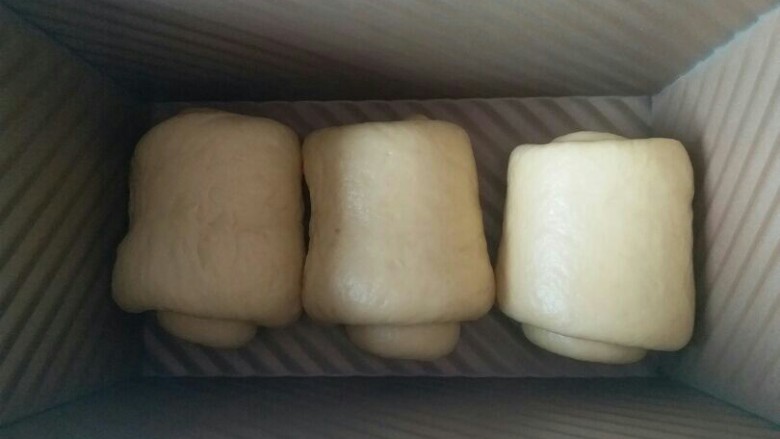 超柔软的奶油土司(汤种),我手残党,整形整的不好。。全都卷好后放入土司盒,把土司盒放烤箱进行二次发酵,烤箱里放盘热水