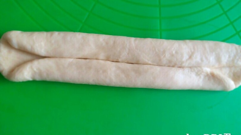 超柔软的奶油土司(汤种),擀太宽,两边折起来,再轻轻擀一下,由上至下卷起