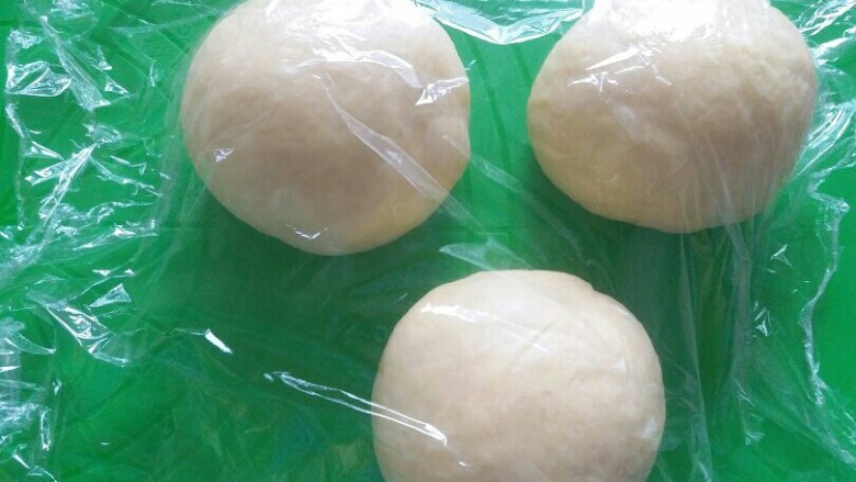 超柔软的奶油土司(汤种),分成均匀的三等份