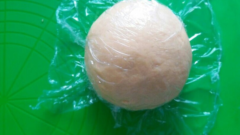 超柔软的奶油土司(汤种),取出发酵好的面团,用手进行按压排气,排完气后的面团,覆盖保鲜膜,松弛15分钟