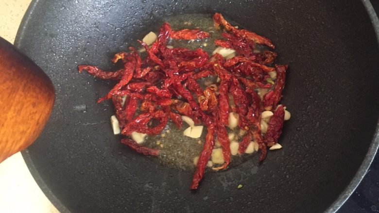 土豆烧排骨,热锅倒入适量油 放入姜 蒜 干辣椒爆香