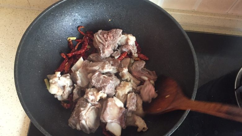 土豆烧排骨,加入排骨继续翻炒 待香味出来后 倒入老抽 或者<a style='color:red;display:inline-block;' href='/shicai/ 692'>酱油</a> 适量料酒 继续翻炒