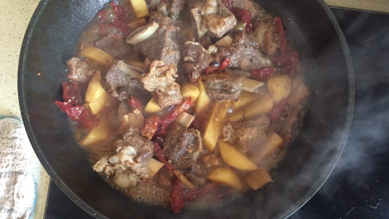 土豆烧排骨,加水炖排骨 待排骨快熟 汤汁浓郁时 加土豆翻炒 盖锅盖慢慢炖 中途记得时不时翻一下 以免土豆粘锅