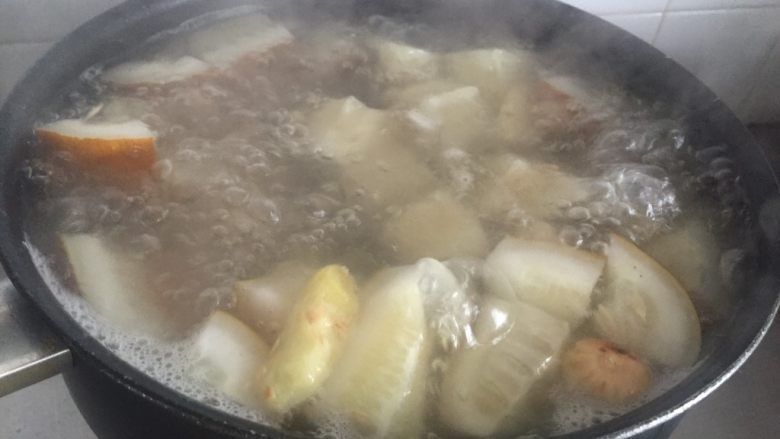 【老黄瓜无花果排骨汤】清热祛燥,消脂瘦身,沸腾后,盖盖子转小火焖煮一个小时。
