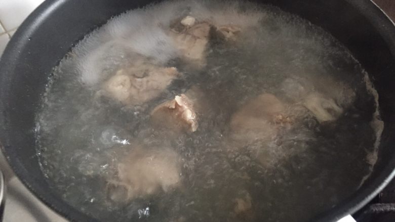 【老黄瓜无花果排骨汤】清热祛燥,消脂瘦身,焯水后捞出备用。