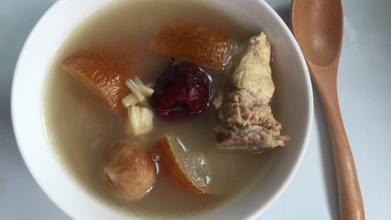【老黄瓜无花果排骨汤】清热祛燥,消脂瘦身,可以喝了。