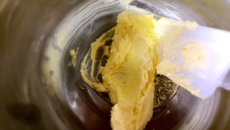戚风杯蛋糕,黄油软化后,用电动打蛋器搅拌黄油,边搅边将10克糖分三次加入,直至黄油体积增大发白为止。