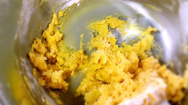 戚风杯蛋糕,然后加入乳清(我用的昨天做酸奶过滤下来的乳清,也可以用牛奶代替)搅拌均匀。