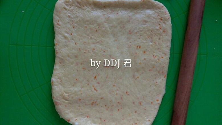 橙香蔓越莓土司,整个面团擀成长方形,懒人用的办法,面团没有分成三份