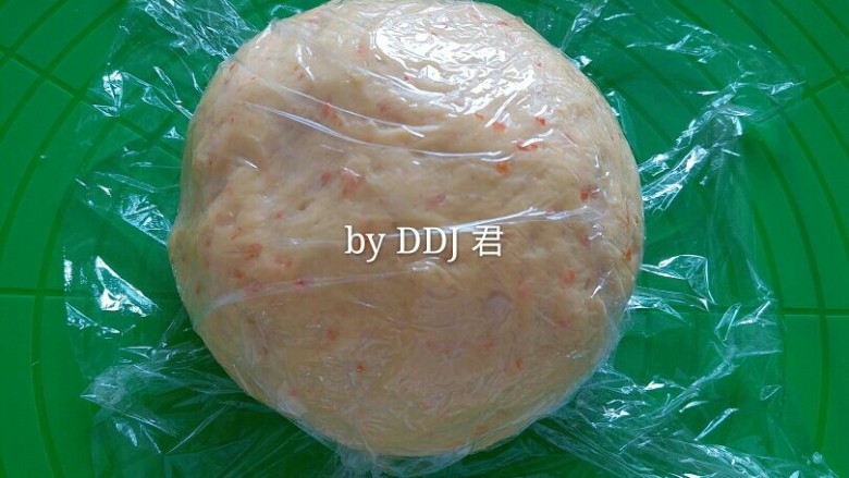 橙香蔓越莓土司,取出面团,用手按压排气,然后覆盖保鲜膜松弛15分钟