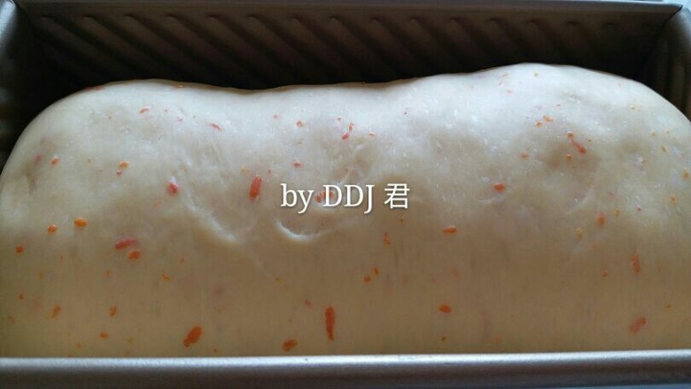 橙香蔓越莓土司,发至模具八分满,盖上盖子放进烤箱