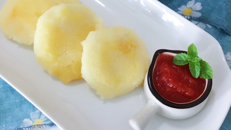 土豆泥芝士饼,宝宝吃的没有添加任何调味料 追求的是原汁原味 大人食用的话可以适量加些盐或者黑胡椒粉会有不一样的火花哦