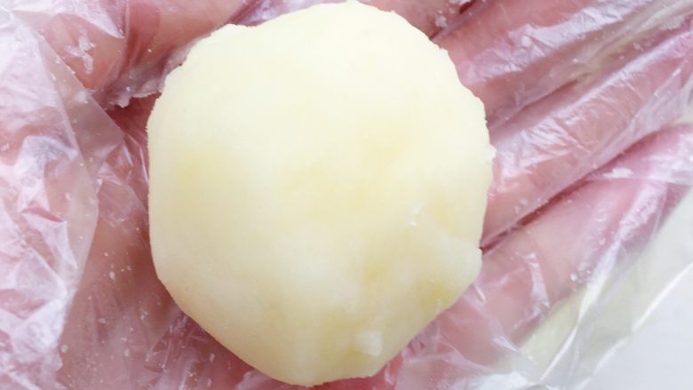 土豆泥芝士饼,团成一个圆球