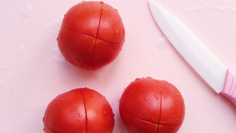 土豆泥芝士饼,食材处理二:西红柿划十字
