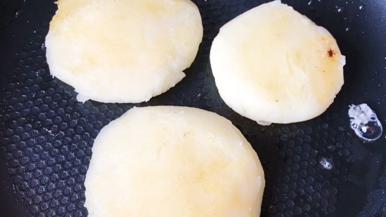 土豆泥芝士饼,再翻一面继续煎至金黄