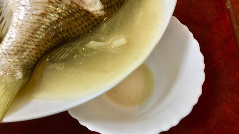 泰式檸檬魚,倒出盤中的湯汁(避免和等一下的檸檬醬汁味道混濁)
