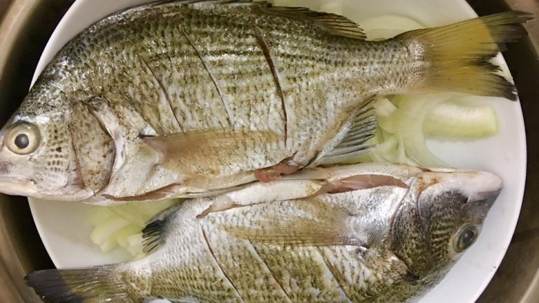 泰式檸檬魚,步驟7準備好的魚放入電鍋中按下開關(外鍋1杯水蒸15分鐘)