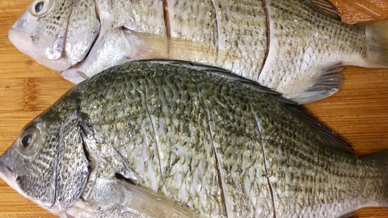 泰式檸檬魚,在魚體上斜切3刀,以利醬汁入味