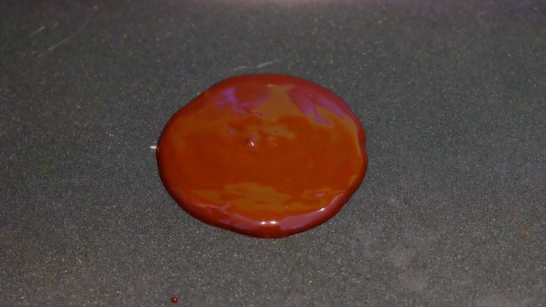 0色素最夏天的蛋糕&冰激凌巧克力杯,准备一个烤盘 事先放冰箱冷冻层冷冻一会儿 然后舀出一勺巧克力酱 在盘上滴成圆形