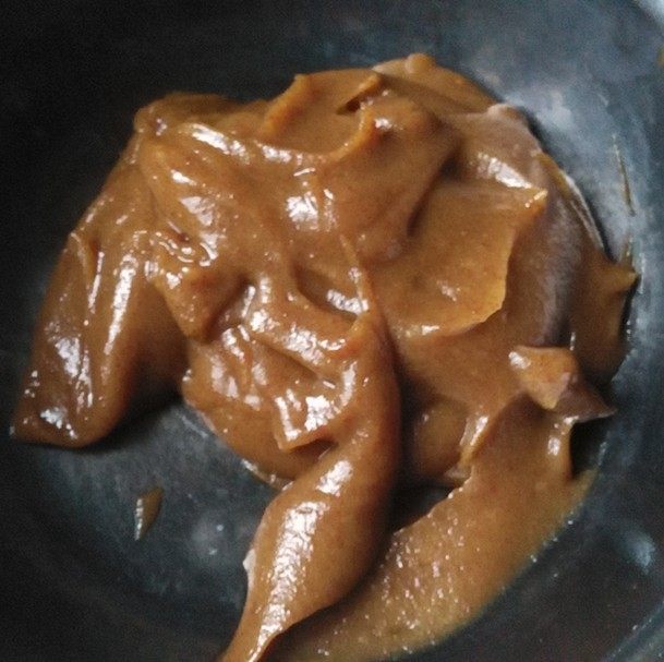 红枣戚风蛋糕,红枣去核,洗干净,加少许冷开水,用搅拌机搅成泥