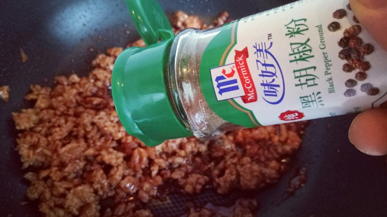 肉末茄子,加入胡椒粉。