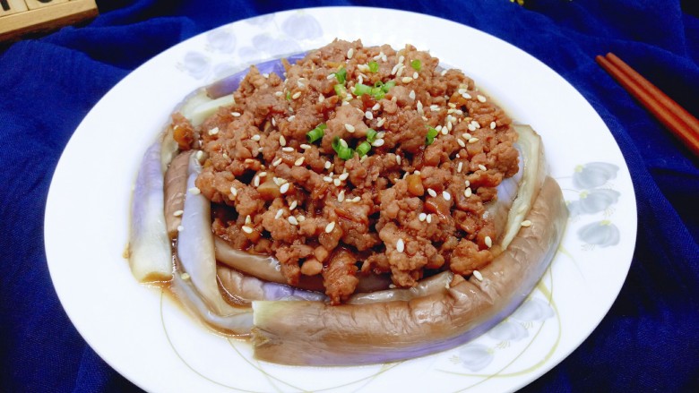 肉末茄子,将炒熟的肉末淋再茄子上面,撒上葱花,<a style='color:red;display:inline-block;' href='/shicai/ 141765'>熟芝麻</a>点缀,就可以开吃了,健康,美味,下饭。