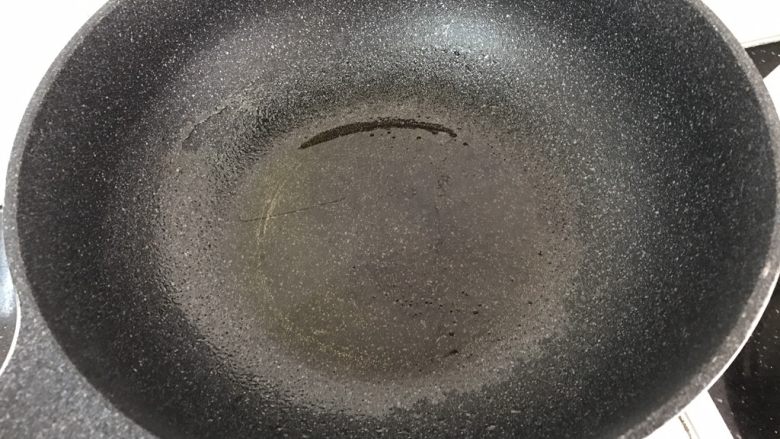 三杯鸡中翅~超简易快手美味版,热锅,五成热就可以放点油了