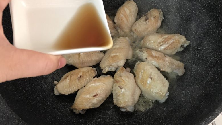 三杯鸡中翅~超简易快手美味版,先倒入一碟料酒