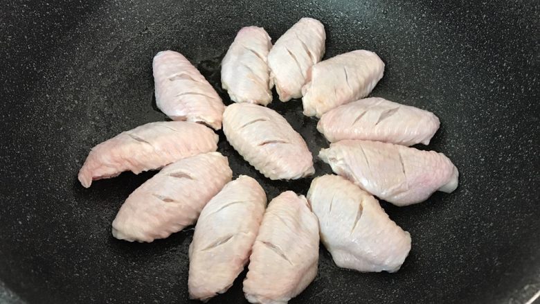 三杯鸡中翅~超简易快手美味版,鸡翅码进入中小火慢煎
