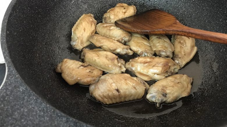 三杯鸡中翅~超简易快手美味版,翻拌几下至均匀上色