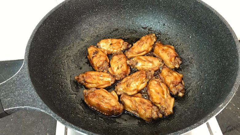 三杯鸡中翅~超简易快手美味版,煮至汤汁收到七八成干就可以了