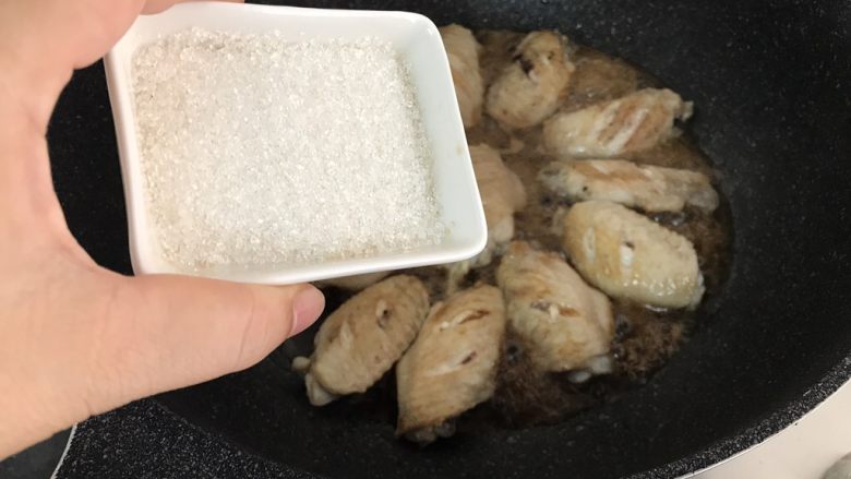 三杯鸡中翅~超简易快手美味版,然后是糖,甜度可以视自己口味适量增减