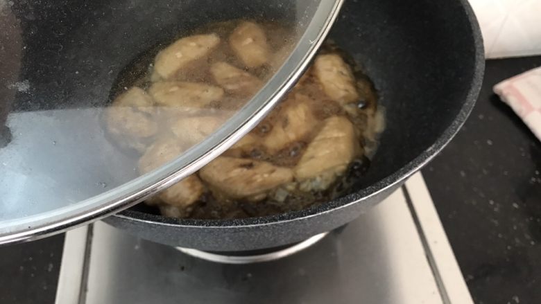 三杯鸡中翅~超简易快手美味版,加盖焖煮5分钟左右