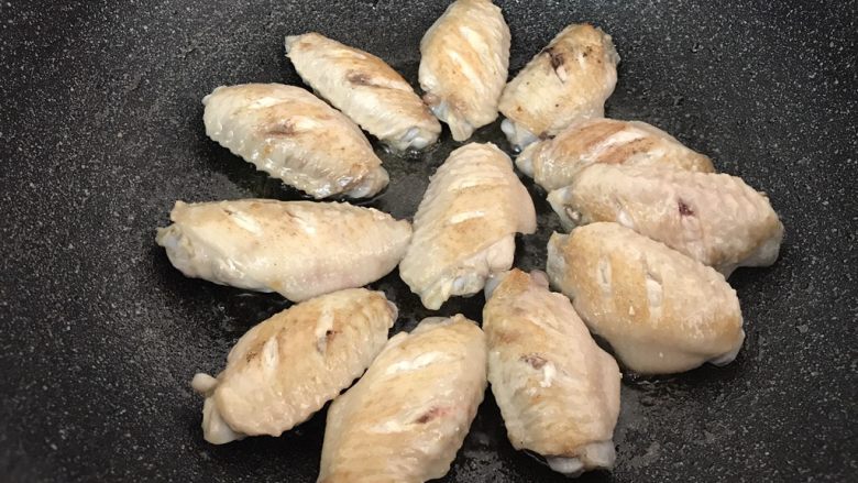三杯鸡中翅~超简易快手美味版,直到两面煎到微黄