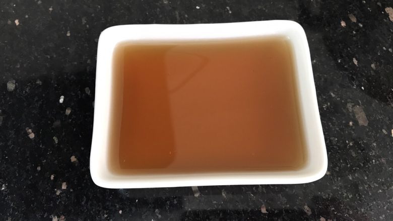 三杯鸡中翅~超简易快手美味版,准备调料:三杯就是说用同等容量的三种调料,不是同等“重量”哟,也就是说一杯<a style='color:red;display:inline-block;' href='/shicai/ 718'>料酒</a>一杯<a style='color:red;display:inline-block;' href='/shicai/ 750'>陈醋</a>一杯糖,我找不到合适杯子所以用小碟子装
用同一个容器量就省得去称了,上面我是为菜谱精准而兑换称出的量,大家可以参考,不一定要精准无误,差不多就行了