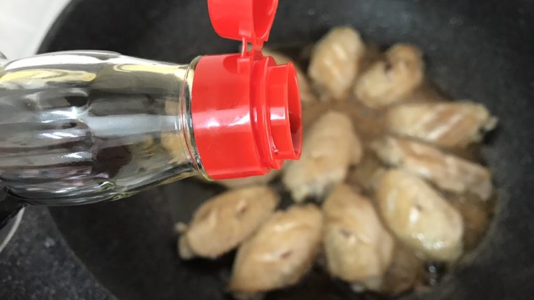 三杯鸡中翅~超简易快手美味版,最后加入半茶匙酱汁上色,无需太多哟,否则就抢味了