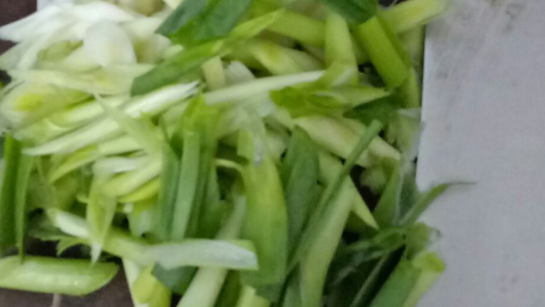蒜苗炒火腿肠,<a style='color:red;display:inline-block;' href='/shicai/ 3349'>蒜苗</a>摘好，洗干净，斜刀切蒜梗