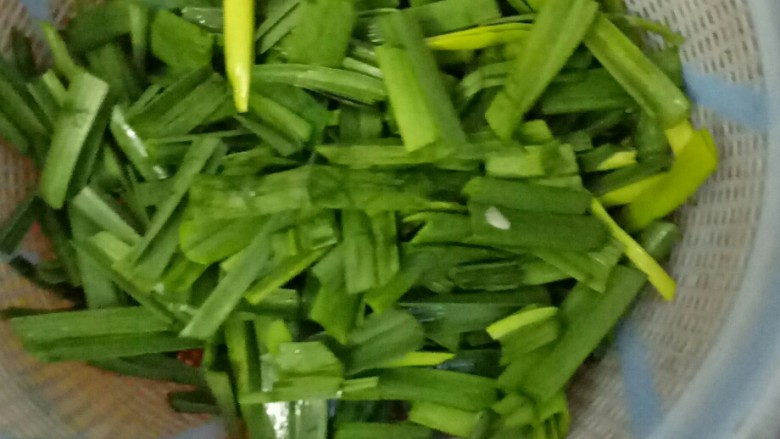 蒜苗炒火腿肠,然后90度垂直切蒜苗叶子，与蒜梗分开