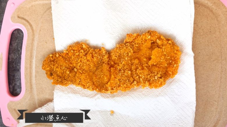 超级酥脆的炸猪排,猪排放在厨房用纸上，用厨房用纸吸出猪排表面多余的油分。 