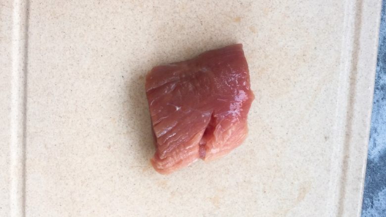 超级酥脆的炸猪排,将里脊肉去除多余的筋膜,切成一大块里脊肉段。