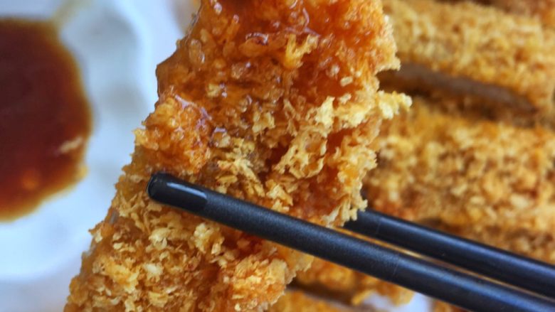 超级酥脆的炸猪排,看了这么久,饿了吧?
来张嘴,我喂你。