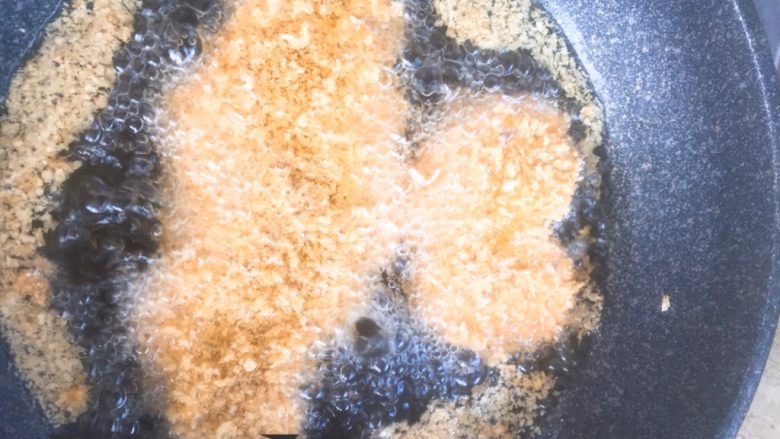 超级酥脆的炸猪排,炸猪排的时候,需要来回给猪排翻面。炸3−4分钟。
猪排炸制的时间根据猪排的厚度还有大小,来调节。