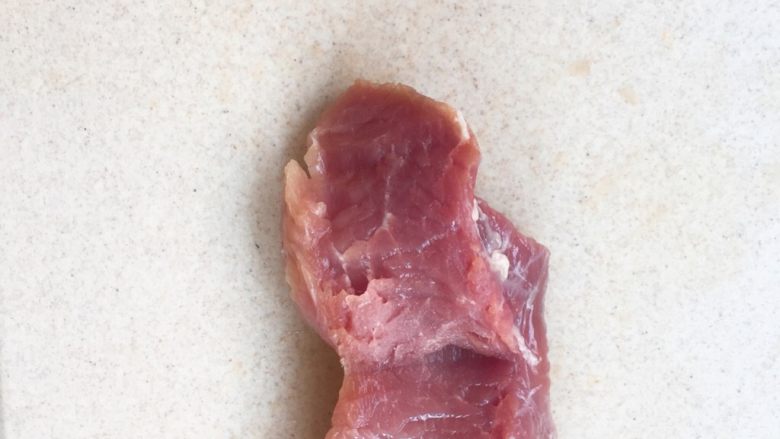 超级酥脆的炸猪排,里脊肉段从中间切开,⚠️注意不要切断了(这样做出的猪排,会大一些)。