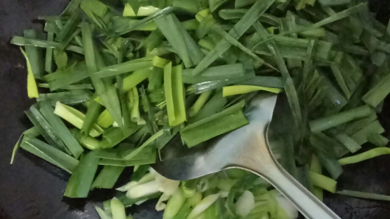 蒜苗炒火腿肠,跟蒜苗叶子一起炒