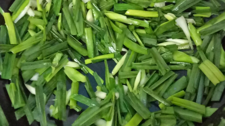 蒜苗炒火腿肠,蒜苗叶子炒至变色就可以了