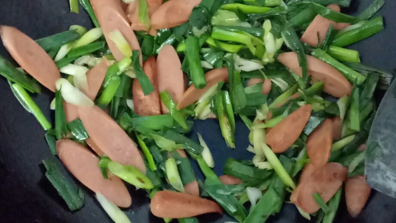 蒜苗炒火腿肠,炒两分钟就可以了，不要炒久，久了蒜苗叶子会有嚼劲