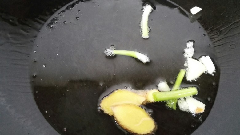 梭子蟹炒年糕,锅内油烧热,放入葱姜蒜煸炒香