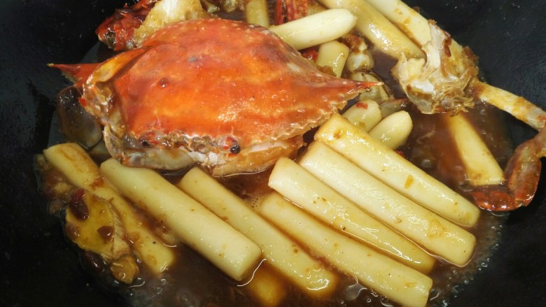 梭子蟹炒年糕,加一碗水,放一些生抽和<a style='color:red;display:inline-block;' href='/shicai/ 3729'>白糖</a>调味,把梭子蟹焖一会