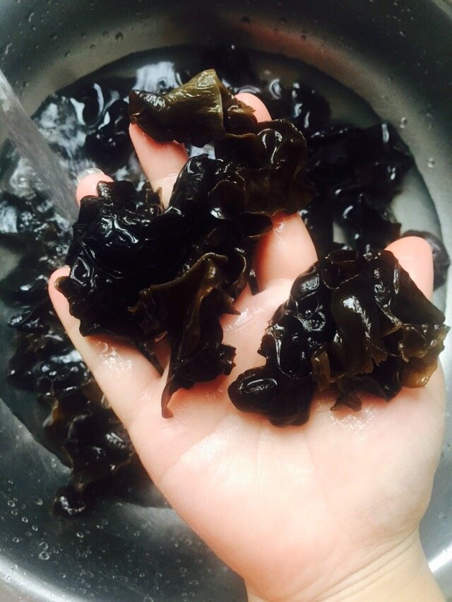 爽口木耳,在用水冲洗一遍,摘去根部