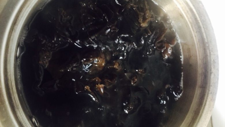 爽口木耳,开水煮一会 断生就可以了